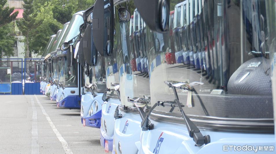 ▲因為新冠肺炎疫情影響,旅遊業蕭條,遊覽車停滿停車場▼ 。(圖/記者張凱喨攝)